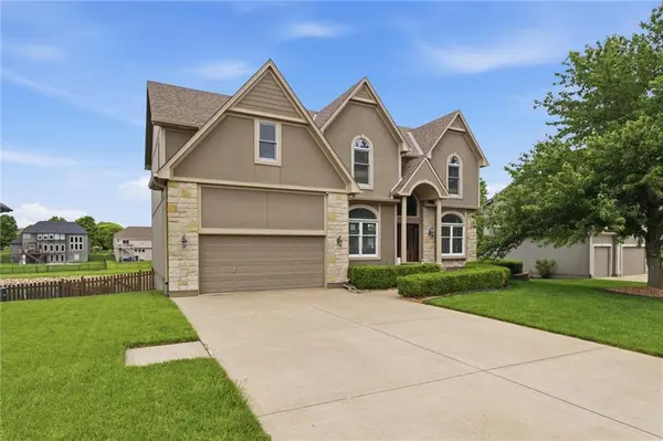 2808 SW Arthur DR, Lee's Summit, MO 64082
