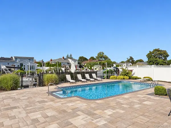 511 Devon PL, West Islip, NY 11795