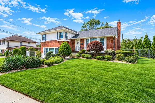 3 Rosewood DR, Massapequa, NY 11758