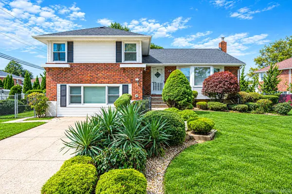 3 Rosewood DR, Massapequa, NY 11758
