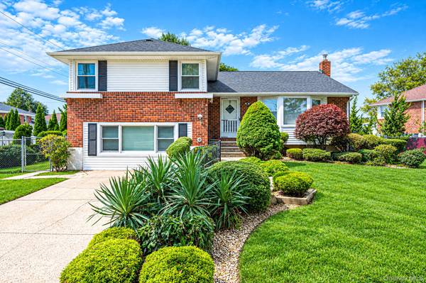 3 Rosewood DR, Massapequa, NY 11758