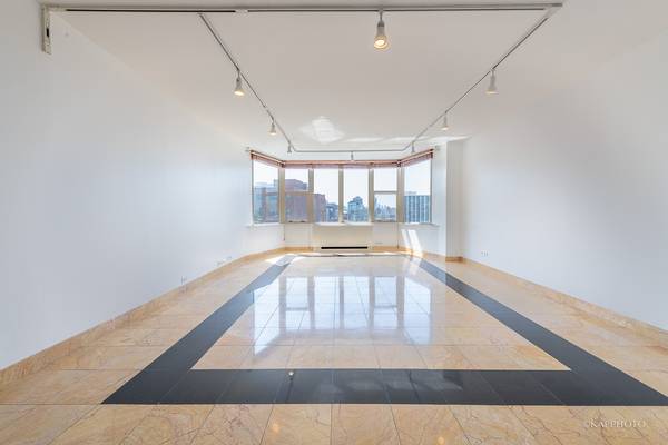 525 W Hawthorne PL #1601, Chicago, IL 60657