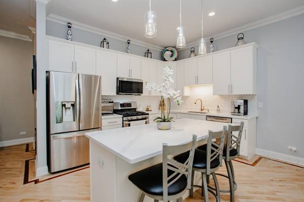 11 Rienzi LN, Highwood, IL 60040