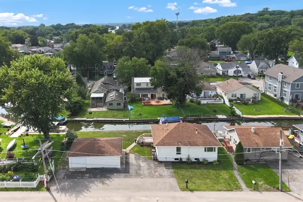 28 Lakeside LN, Fox Lake, IL 60020