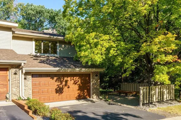 563 Sterling ST S, Maplewood, MN 55119