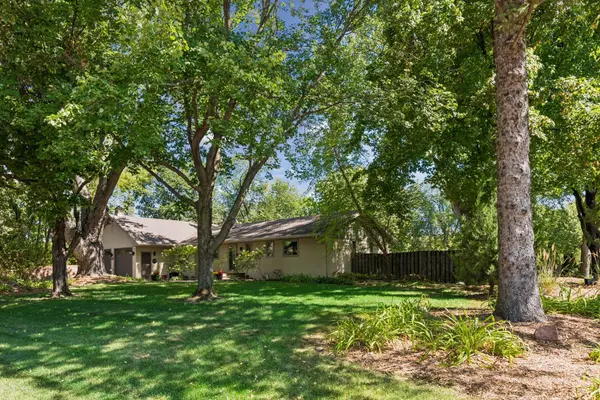 15509 Holdridge RD E, Wayzata, MN 55391
