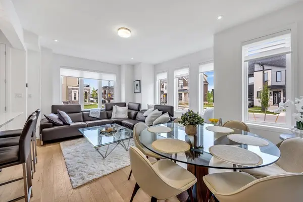 9 Crown Gate, Oakville, ON L6M 0W8
