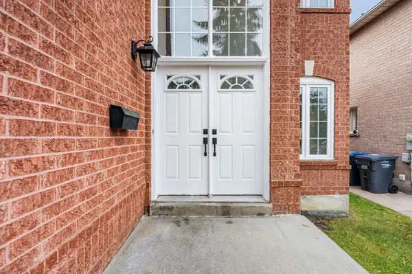 6348 Newcombe DR, Mississauga, ON L5V 2G5