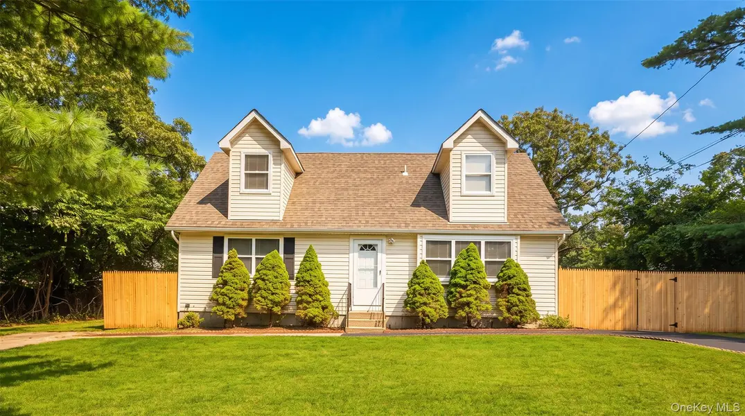 35 Cedar LN, Medford, NY 11763