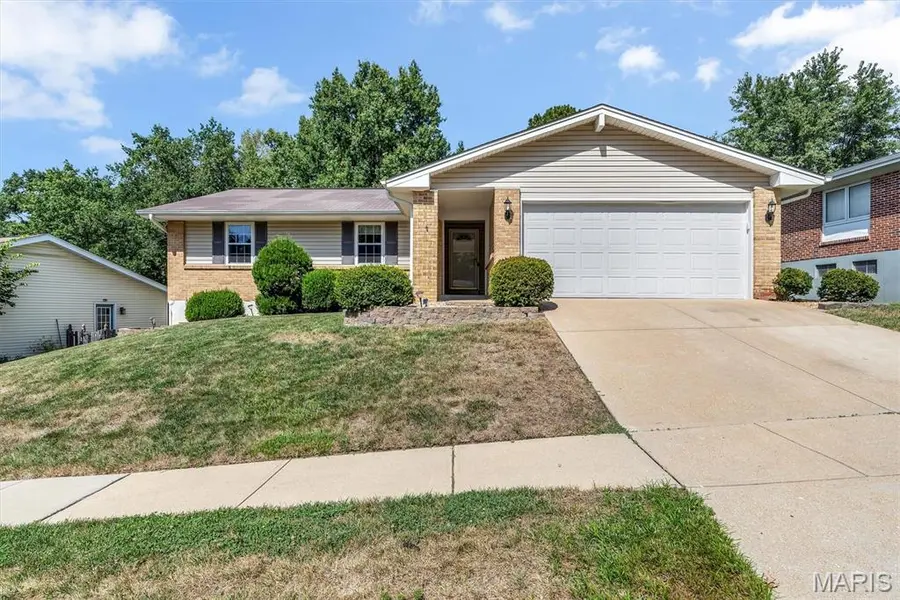 5015 Suson Hills DR, St Louis, MO 63128