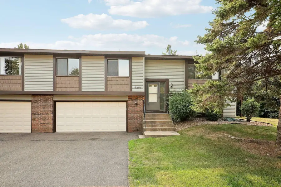 9205 Dartford RD, Woodbury, MN 55125