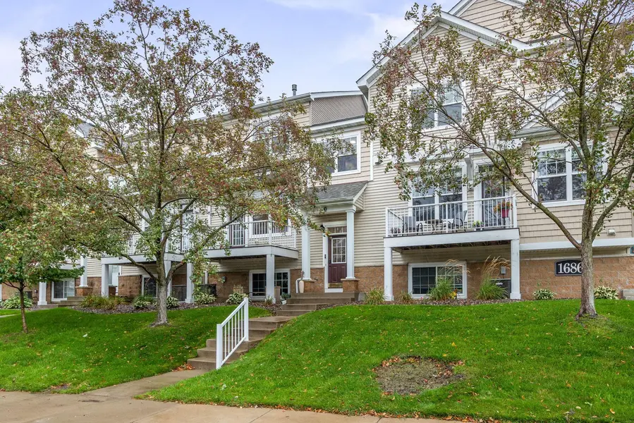 1686 Village TRL E #2, Maplewood, MN 55109