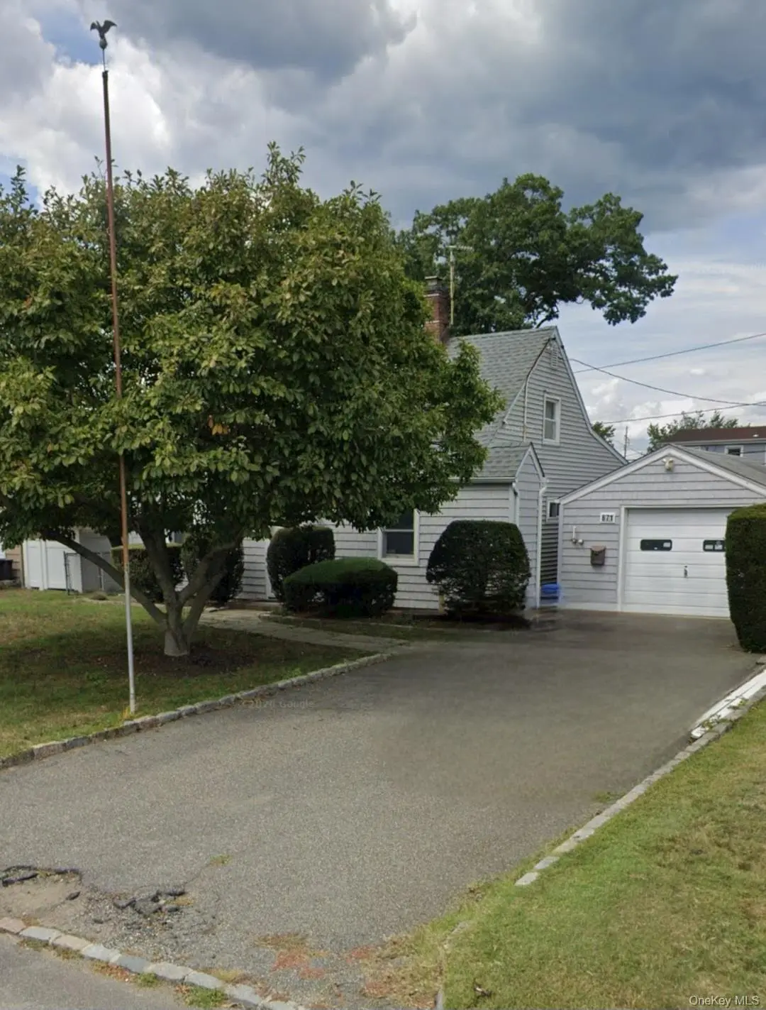 671 Lowell ST, Westbury, NY 11590