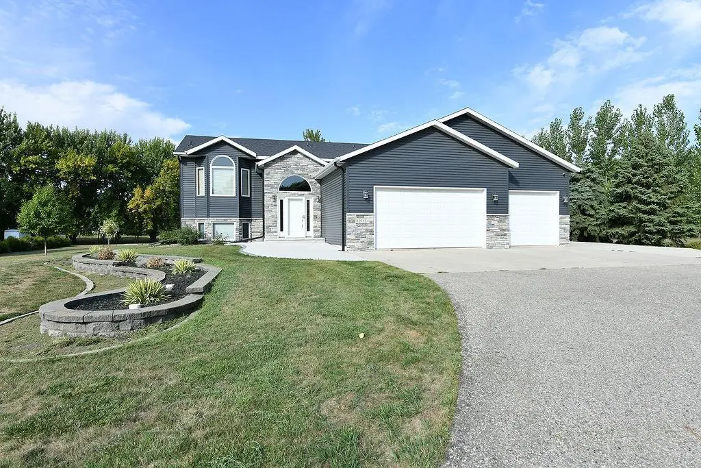 8018 Aquarius DR, Fargo, ND 58104