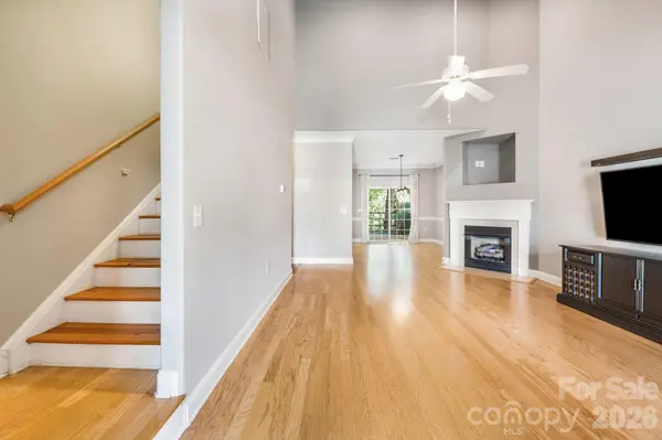 896 West Pointe DR, Asheville, NC 28806