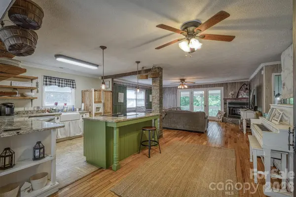 665 Will Robbins LN, Newland, NC 28657