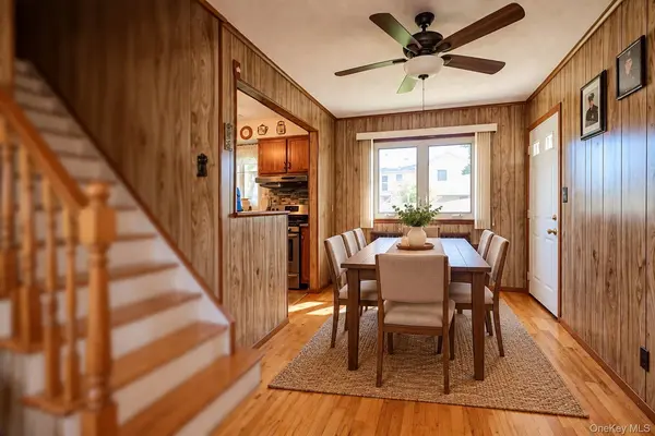 957 N Fulton AVE, Lindenhurst, NY 11757