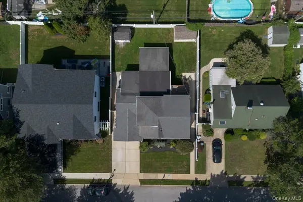 57 Elbow LN, Levittown, NY 11756