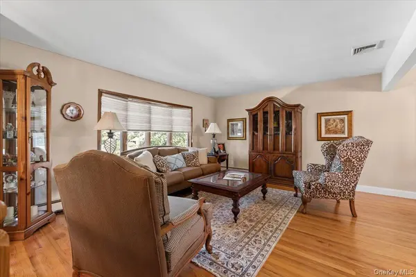 196 Von Huenfeld ST, Massapequa Park, NY 11762