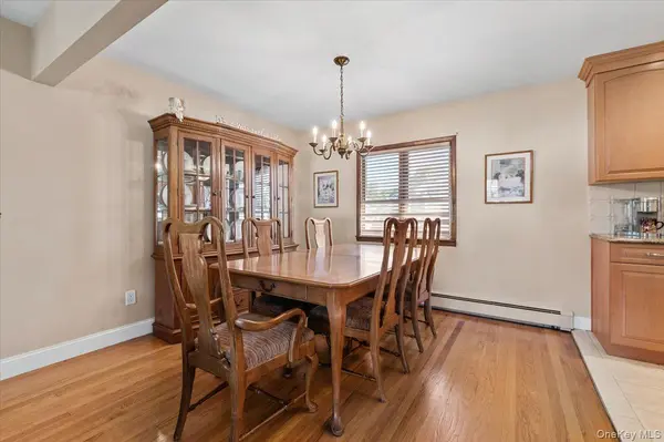 196 Von Huenfeld ST, Massapequa Park, NY 11762