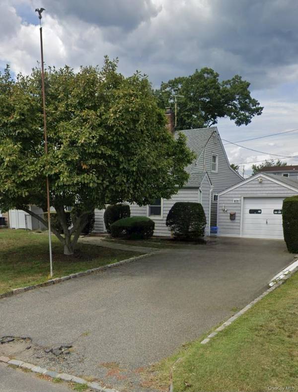 671 Lowell ST, Westbury, NY 11590