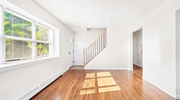 35 Cedar LN, Medford, NY 11763