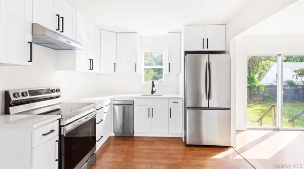 35 Cedar LN, Medford, NY 11763