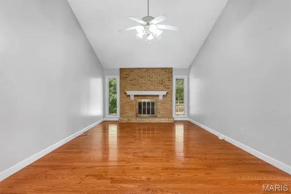 5015 Suson Hills DR, St Louis, MO 63128