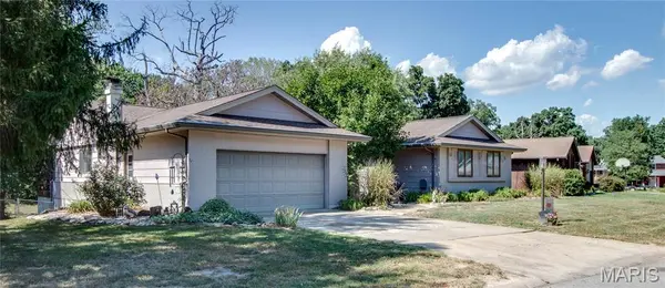 5400 Dixon DR, Godfrey, IL 62035