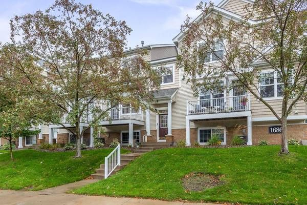 1686 Village TRL E #2, Maplewood, MN 55109