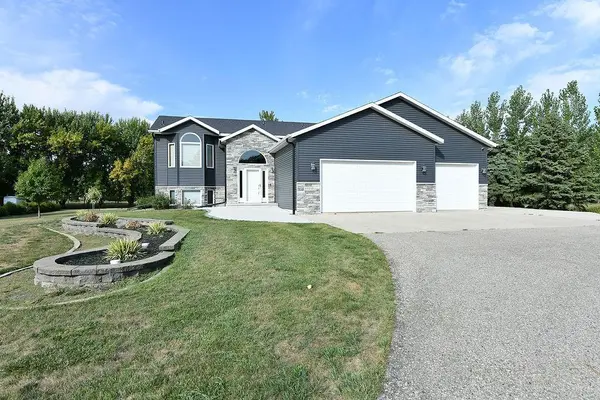 8018 Aquarius DR, Fargo, ND 58104