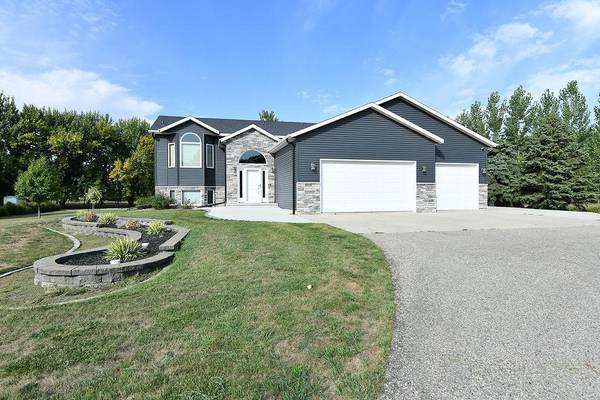 8018 Aquarius DR, Fargo, ND 58104