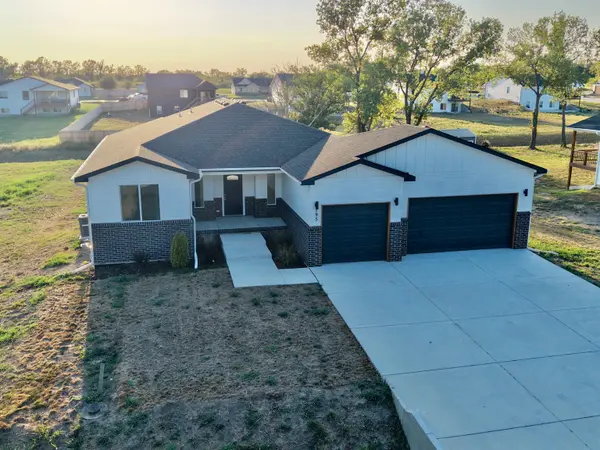 195 S Arbor Valley Way, Valley Center, KS 67147
