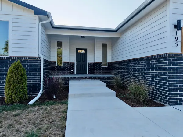 195 S Arbor Valley Way, Valley Center, KS 67147