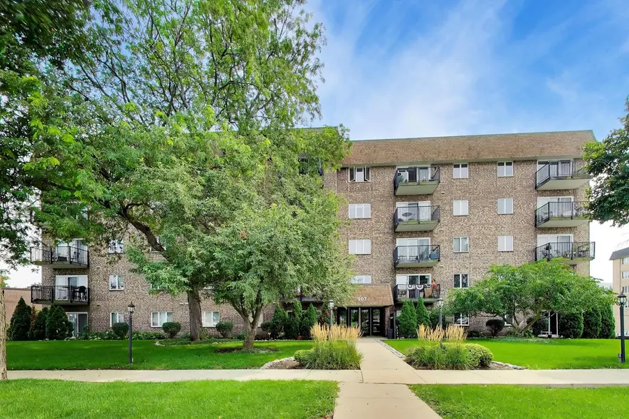 907 Curtiss ST #404, Downers Grove, IL 60515