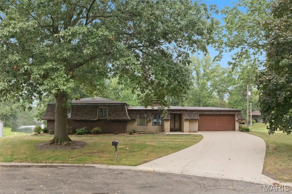 2007 Main DR, Highland, IL 62249