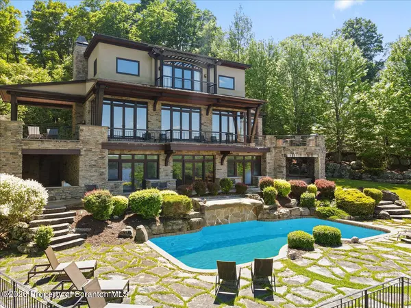 165 Pennwood DR, Greentown, PA 18426