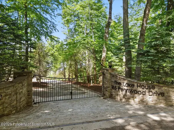 165 Pennwood DR, Greentown, PA 18426