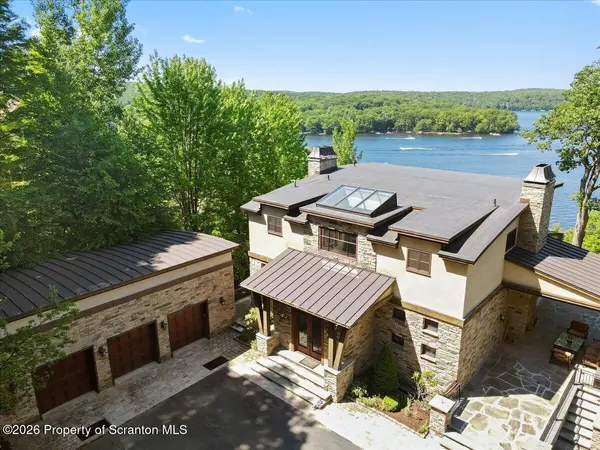 165 Pennwood DR, Greentown, PA 18426