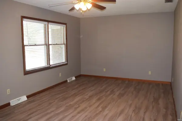 114 S Damosa DR, Haubstadt, IN 47639