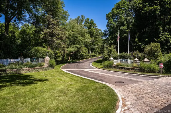 40 Trailhead LN, Tarrytown, NY 10591