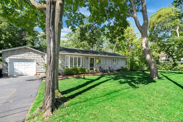 58 Reeves RD, Center Moriches, NY 11934