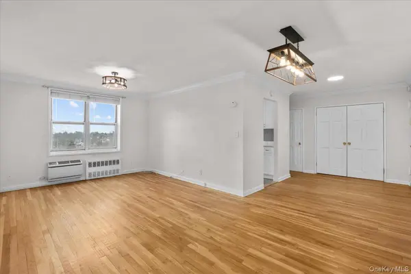 1 Oakridge Place #4L, Eastchester, NY 10709