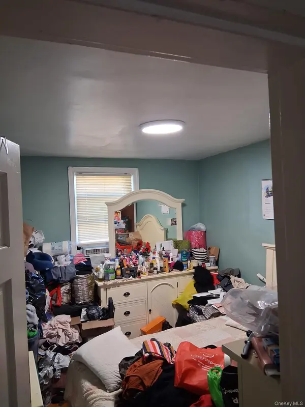 1131 Grenada PL, Bronx, NY 10466