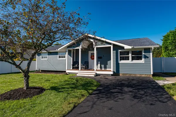 6 Evy CT, Sayville, NY 11782