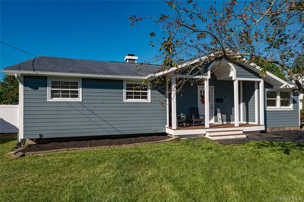 6 Evy CT, Sayville, NY 11782