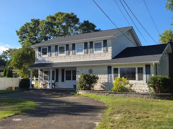 343 Mohawk PL, Holbrook, NY 11741