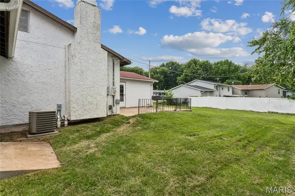 2801 Droste RD, St Charles, MO 63301