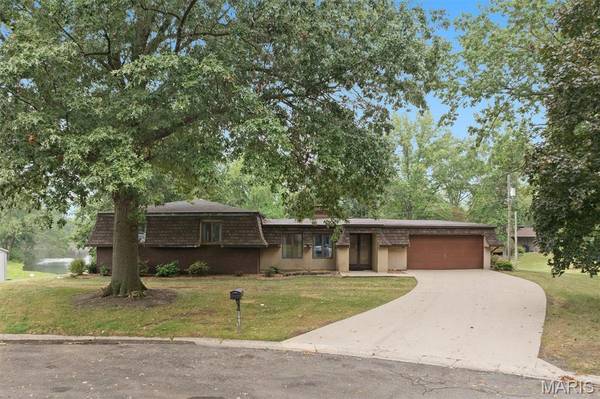 2007 Main DR, Highland, IL 62249