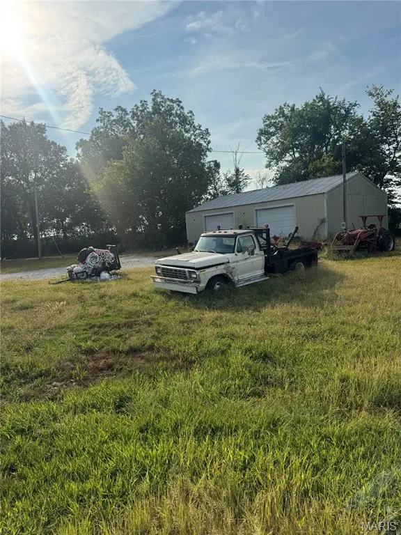 10444 Slant RD, Carlyle, IL 62231